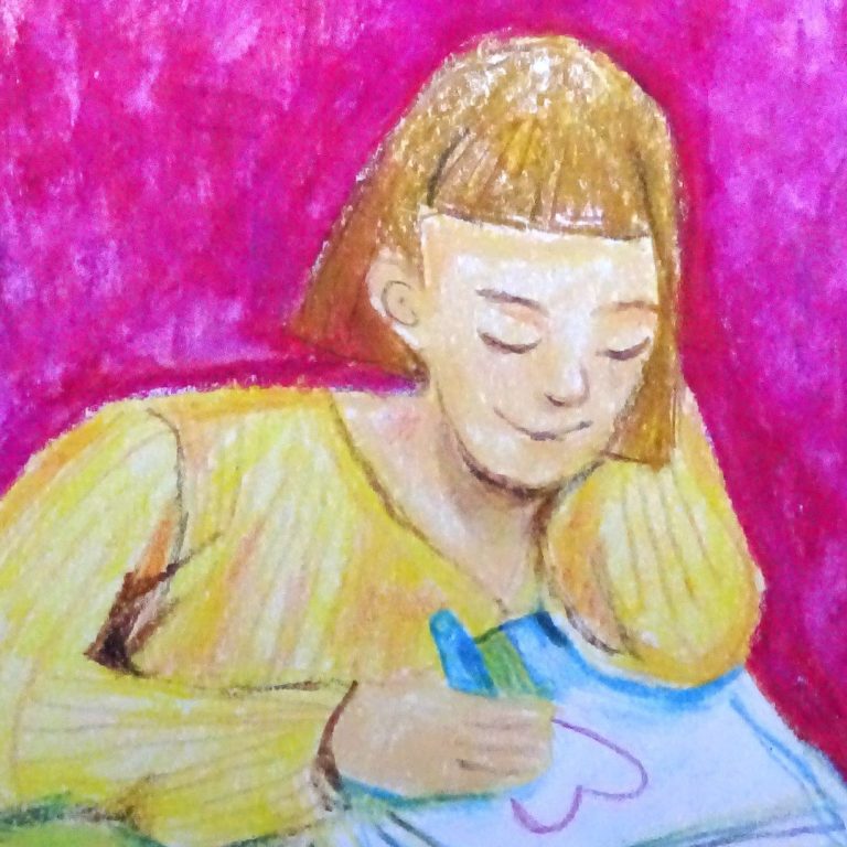 Selbstportrait der Künstlerin. Die Grafik zeigt eine junge Frau mit mittellangen, blonden Haaren. Sie stützt sich über einem Tisch und zeichnet mit der rechten Hand ein Herz auf ein Blatt Papier.